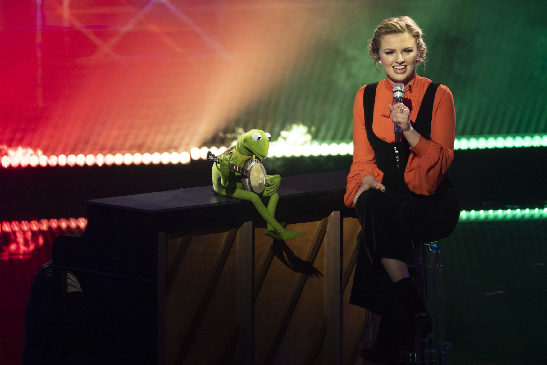 Maddie Poppe sings with Kermit the Frog